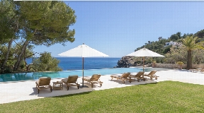 Elegant contemporary home on the waterfront in San Carles for rent