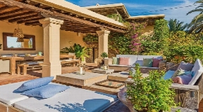 Charming farmhouse in traditional style with a fantastic garden and views