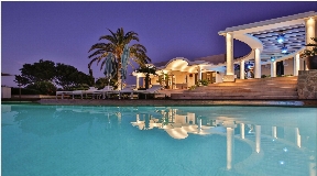 Luxury property with rental license for sale on the West coast