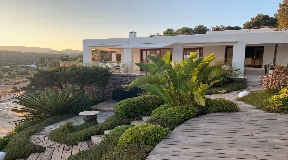 Beautiful villa in Cala Jondal with magnificent sea views and walking distance to the Blue Marlin