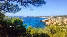 Amazing plot for 2 Villas with 900m2 in Cala Moli with licence
