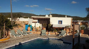 Finca of 900m2 on a flat land of 97981m2 with touristic licence
