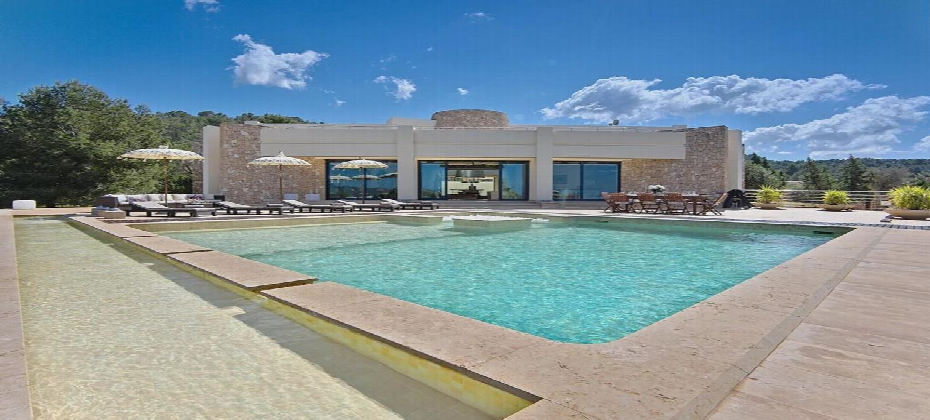 Fantastic villa with four bedroomed with beautiful sea views