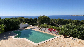Unique sea view property with expansion potential and fantastic sunset views