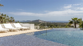 Villa with sea views and touristic license in exclusive gated community