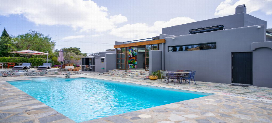 Charming family villa with lush garden close to Ibiza town and the airport