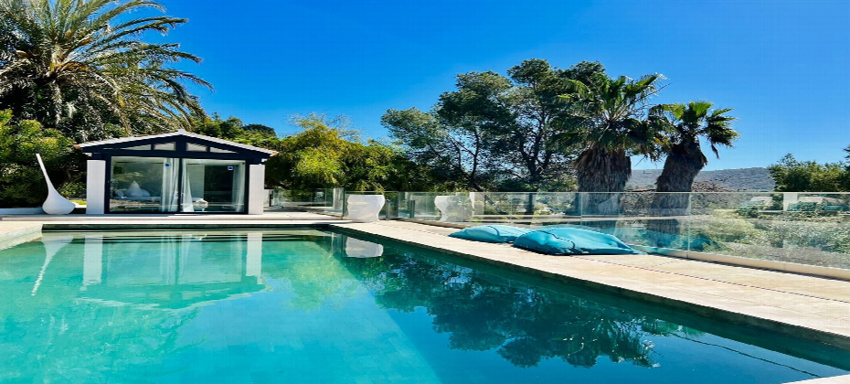 Imposing modern 5 bedroom villa with fantastic sea views and Dalt Vila