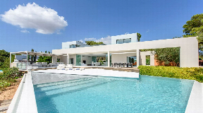 Exquisite villa with breathtaking sea views and luxurious amenities with tourist license