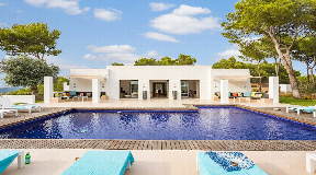Exceptional luxury villa with lots of privacy and beautiful sea views