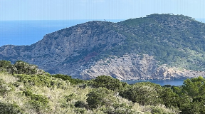 Exceptional and lovingly renovated country house with unparalleled sea view
