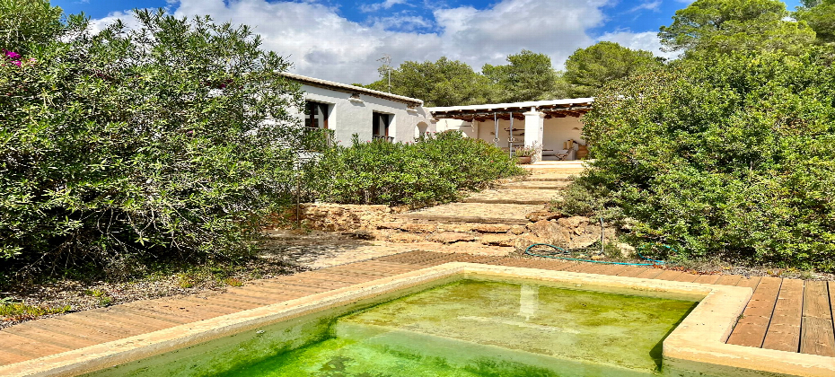 Finca with 6 bedrooms located on the bank of the torrent of cala Jondal