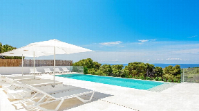 Nice villa for Sale located on the hill in Cap Martinet