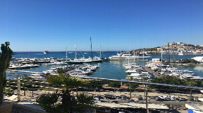 Luxurious apartment for sale in Miramar building