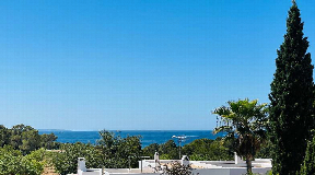 Dreamlike idyllic villa with guest house and sea view near Jondal