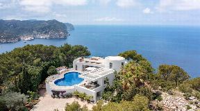 Stunning luxury property on a cliff in the north of the island