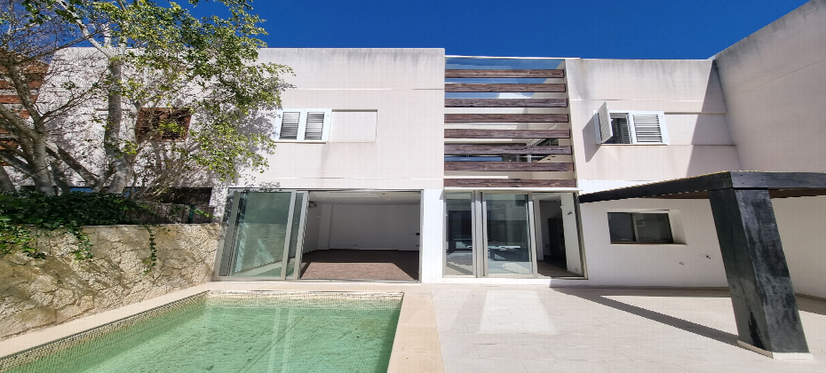 Terraced townhouse in Santa Gertrudis with private pool and parking
