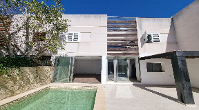 Terraced townhouse in Santa Gertrudis with private pool and parking