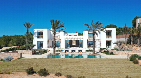 Wonderful frontline villa in San Carlos for sale