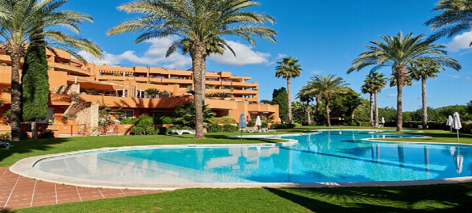 Luminous penthouse with private rooftop pool and green mountain views at Pinar Golf