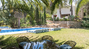 Luxury estate with several guest houses including a separate plot