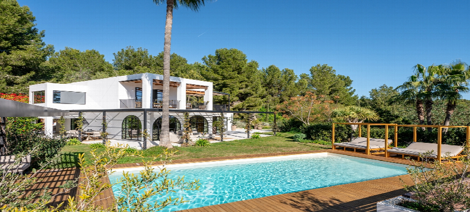 Luxury Villa for Sale in KM5, San Josep. A Private Oasis in Nature