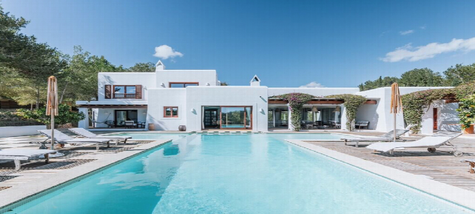 Exceptional Ibizan-Style Villa in a Natural Setting with Complete Privacy