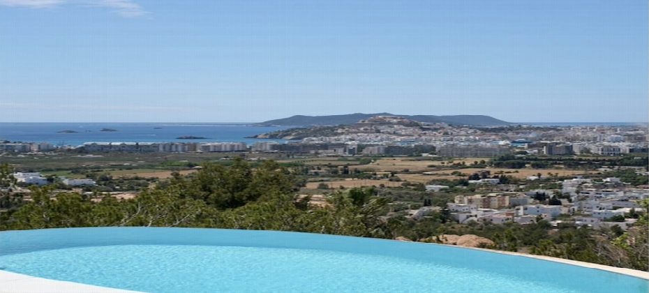 Villa with panoramic sea views in exclusive gated community