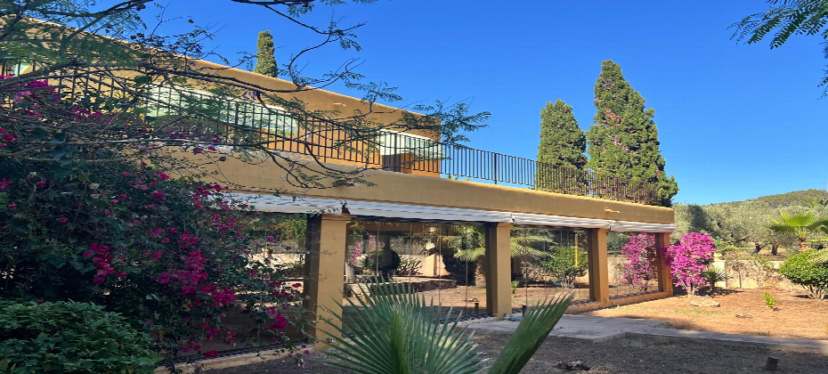 Tranquil Villa Surrounded by Nature Near Santa Gertrudis — Ideal for Renovation