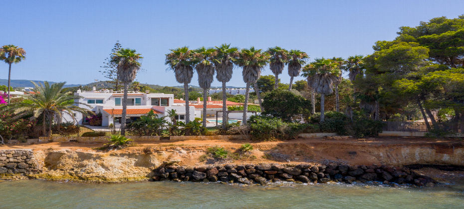 Seafront Villa in Santa Eulalia del Río with Direct Beach Access and Panoramic Views of Formentera