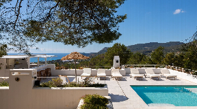 Bohemian hillside villa with tourist license in Es Cubells
