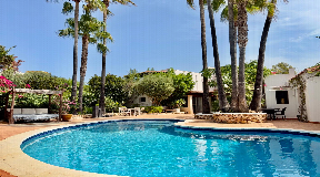 Charming Mediterranean Estate walk-in distance to the Beach