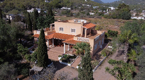 Property with exceptional renovation potential and full privacy